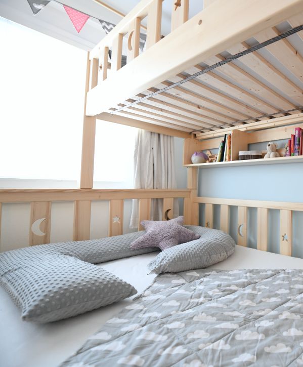 Spodná posteľ s poličkami na poschodovej posteli Kvinteo
